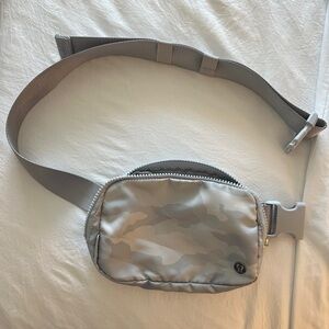 Lululemon pouch lt blue camo